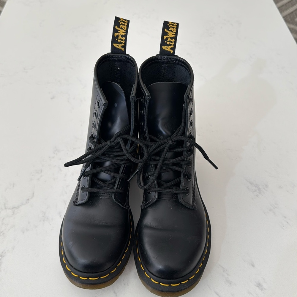 Dr. Martins Original boot size US 6 m UK 4 immaculate like new.